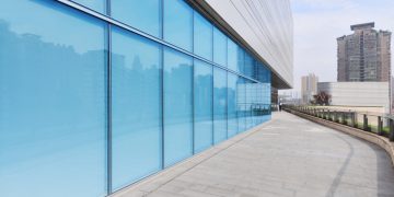 راهنمای جامع قیمت و فروش شیشه سکوریت در ۱۴۰۴