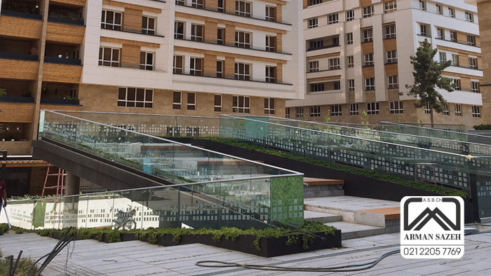 انتخاب بهترین هندریل شیشه ای راه پله | کدام نرده شیشه ای مناسب پله شماست؟ 1 هندریل شیشه ای روکار راه پله آرمان سازه