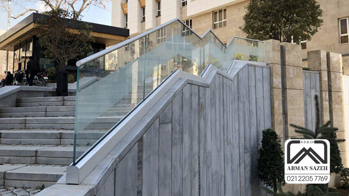 انتخاب بهترین هندریل شیشه ای راه پله | کدام نرده شیشه ای مناسب پله شماست؟ 2 نرده شیشه ای راه پله آرمان سازه